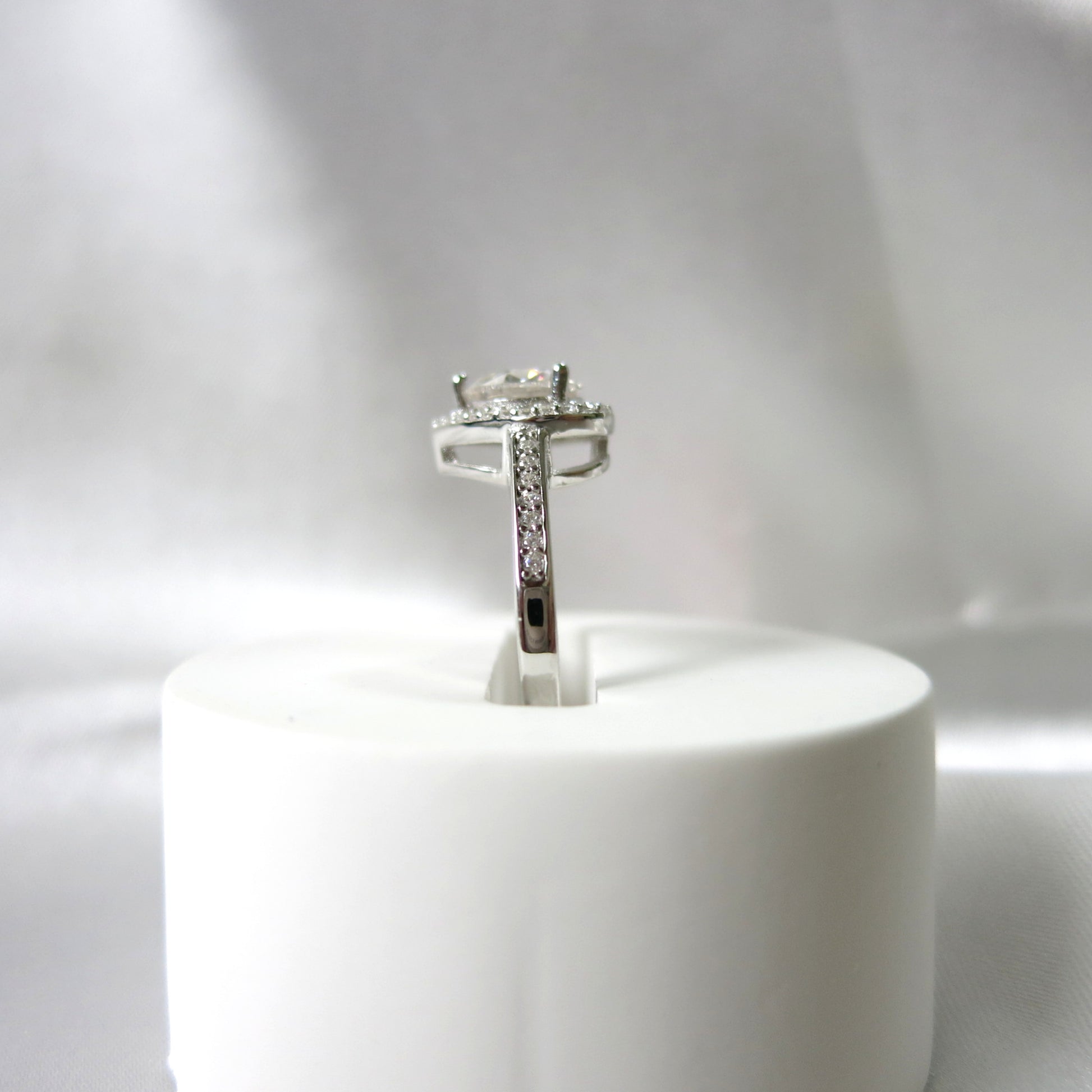 1 Carat Round Diamond Ring 18K White Gold Heart-shaped Halo Engagement Ring - Lush and Company